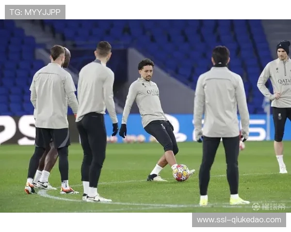 斯特拉斯堡vs巴黎一役,马尔基尼奥斯与对手头部相撞后双双倒地 斯特拉斯堡vs巴黎一役,马尔基尼奥斯与对手头部相撞后双双倒地