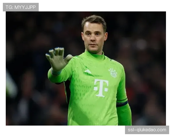 特写：诺伊尔完成德甲第500次出场，赛后获赠纪念球衣